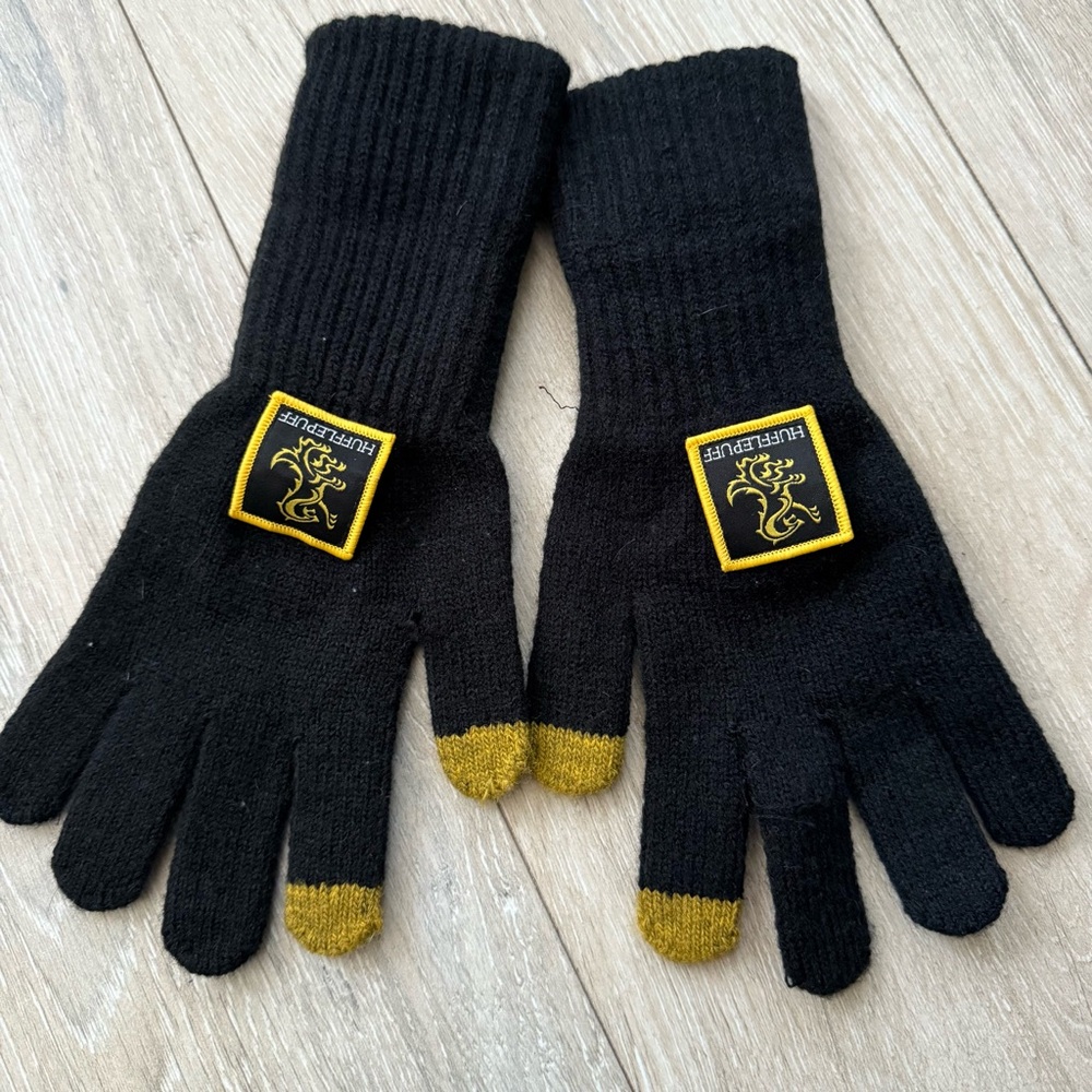 Black and Gold Knitted Gloves Harry Potter - Picture 1 of 2